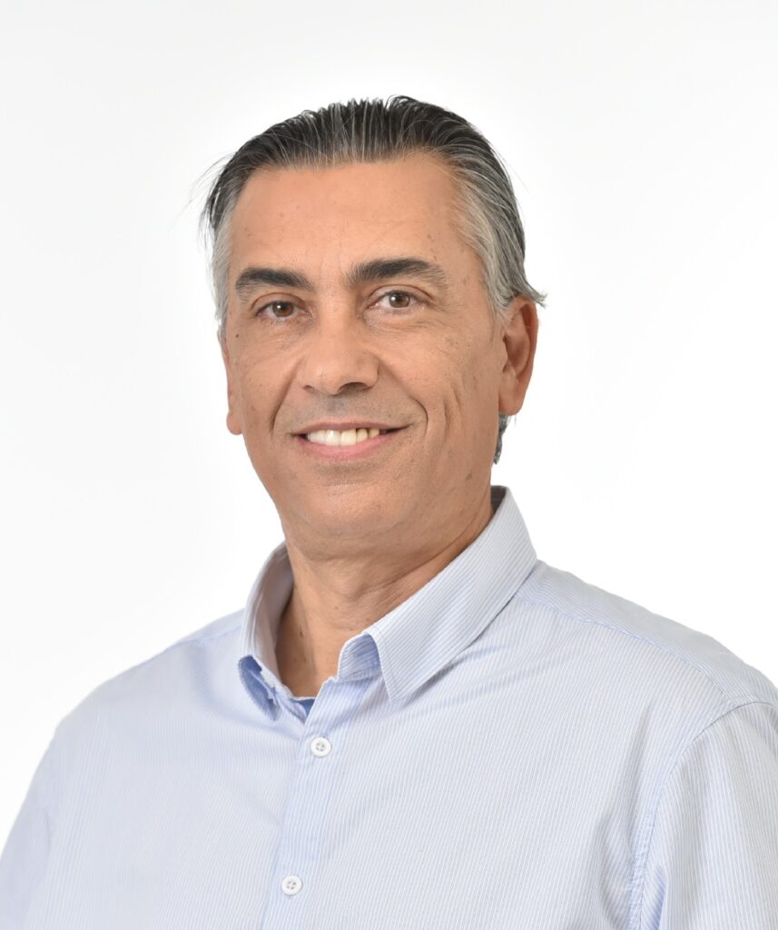 מוטי לוי, גבר בחולצה כחולה בהירה מחייך אל המצלמה