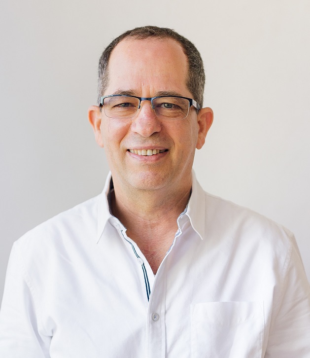 אייל, חיוך לעדשה, חולצה לבנה ומשקפיים