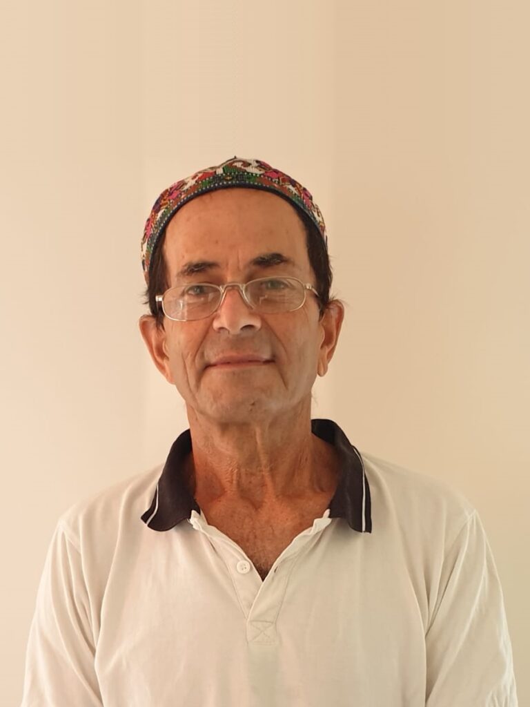 ראובן שליב סופי, מוקד פנים על רקע בז'.